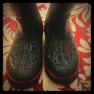 Boys Bogs muck boots (size13)